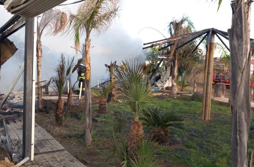 Incendio distrugge stabilimento balneare a Marina di Pescoluse: chiosco avvolto dalle fiamme