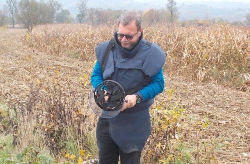 Da produttore di armi a sminatore dopo una telefonata di Gino Strada: la storia di Vito Alfieri Fontana