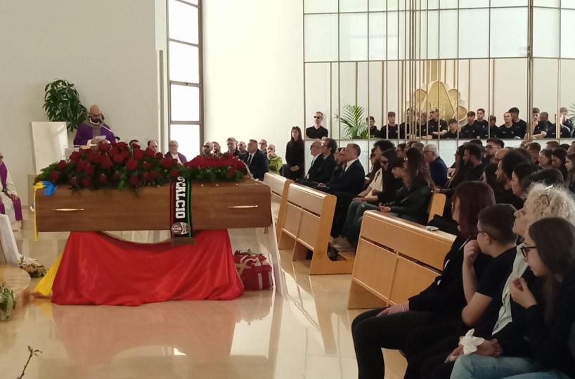 L'ultimo saluto a Graziano Fiorita nella sua Copertino: grande folla per il fisioterapista del Lecce 