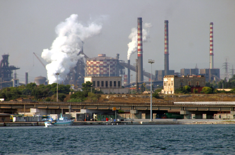 Operaio 48enne ucciso da mesotelioma: finiscono a processo 8 dirigenti dell’ex Ilva