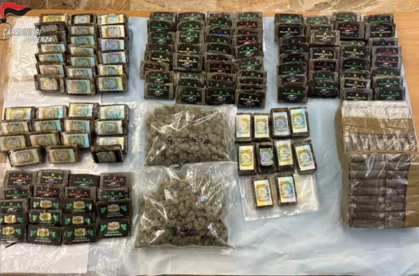 Melfi, in auto con oltre 14 chili di droga: arrestato un 66enne e un 30enne