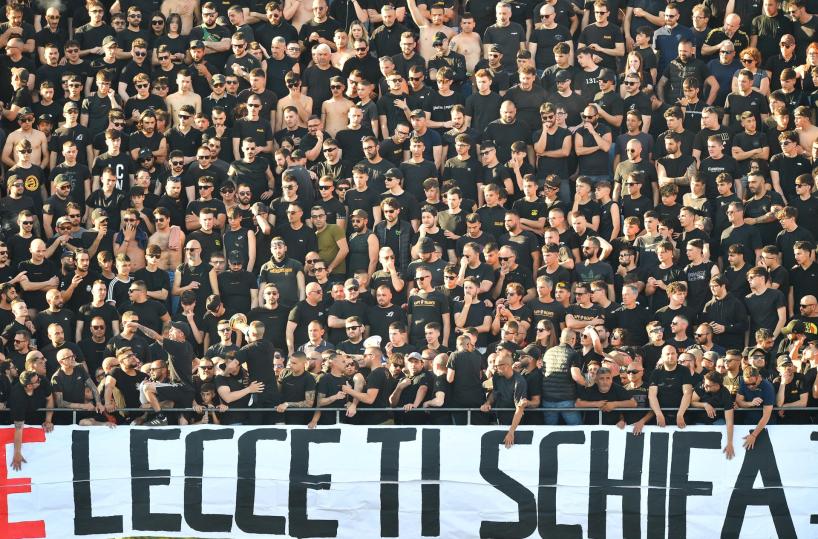 Lecce-Napoli: caos al Via del Mare, tifosi lanciano petardi: gara interrotta per 5 minuti