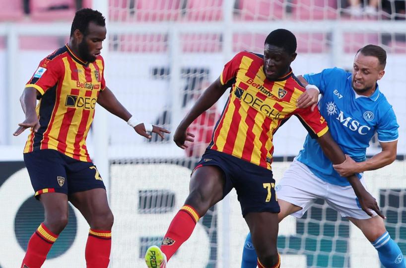 Il Lecce corre e lotta, il Napoli soffre ma vince