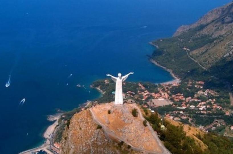 Un intervento straordinario per il restauro del «Cristo Redentore» nella baia di Maratea