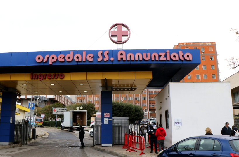 Donna di 86 anni abbandonata in ospedale a Taranto: indagati figli e nuora, hanno rifiutato di prendersene cura