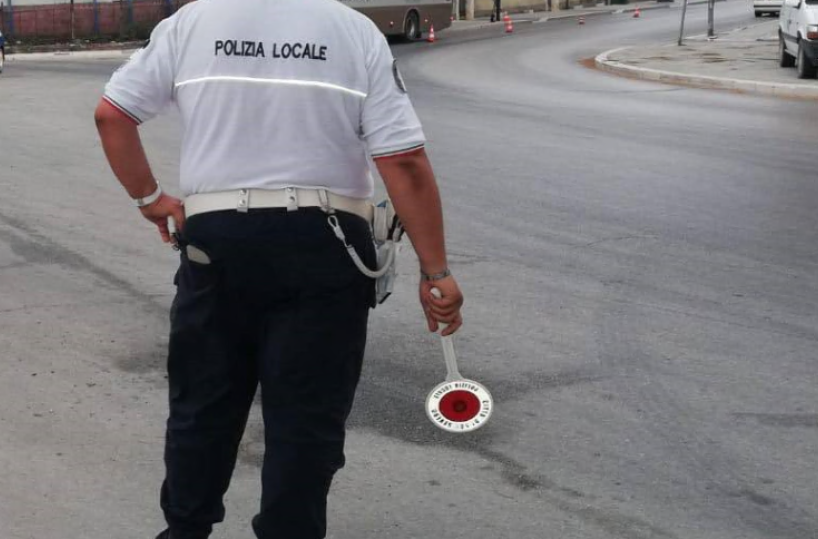 Giovinazzo, vigile insegue moto che non si ferma all'alt, ma cade e si rompe una gamba