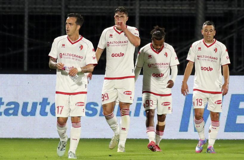 Il Bari all&rsquo;ultima curva, c&rsquo;&egrave; da salvare la faccia. Playoff ? Vincendo a Bolzano e tifando Modena col Cesena