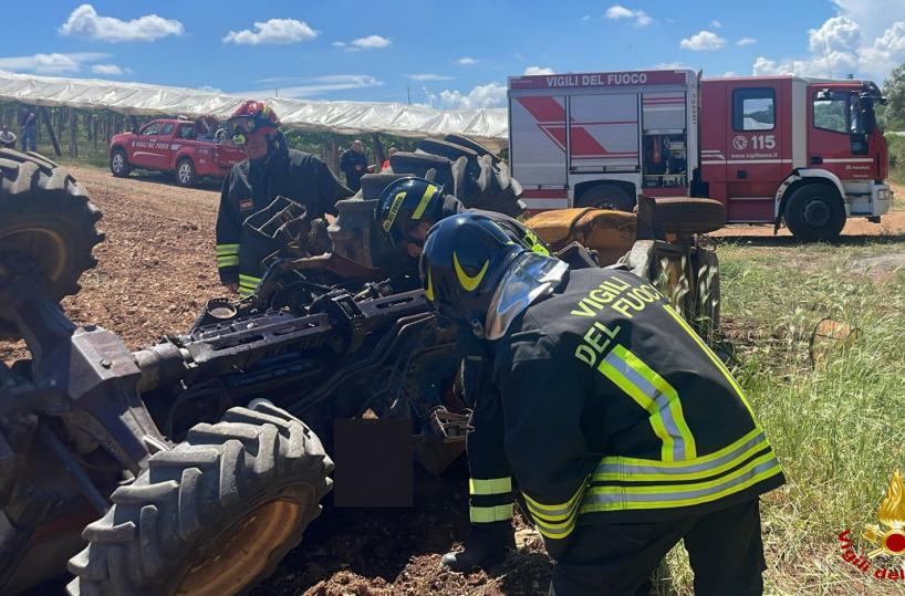 Conversano, trattore si ribalta e schiaccia agricoltore: morto un 63enne