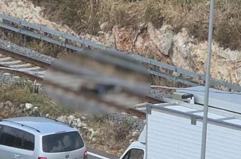 Martina Franca, uomo si stende sui binari per togliersi la vita: salvato dalla polizia