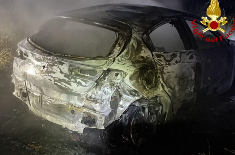 Nardò, incendiata un’Alfa Romeo intestata a un uomo di Polignano e risultata rubata a Manduria