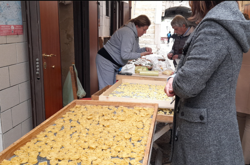 Bari Vecchia, le orecchiette sui banchetti sono industriali: sanzionate le «pastaie» dell’Arco Basso 