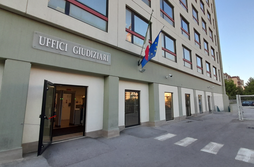 Spaccio a Sannicandro, in dodici rischiano il carcere: trenta chili di cocaina smerciati in un casolare