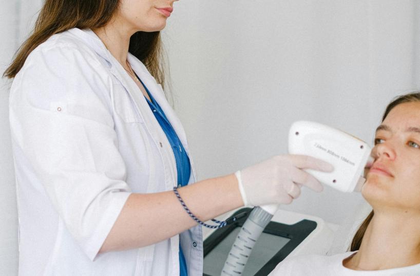 Viso che invecchia: la medicina estetica è un aiuto, ma prudenza