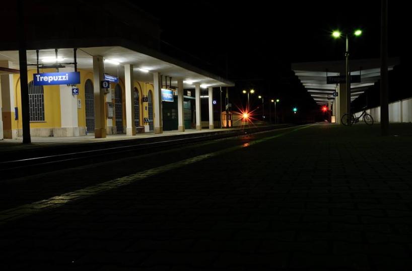 Trepuzzi, ragazzo scopre pezzi di un cadavere in stazione: è giallo