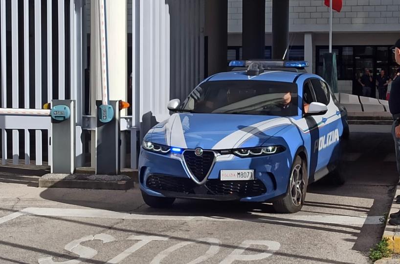 Rompe bottiglie in un supermercato e con i cocci di vetro aggredisce i dipendenti: arrestato 57enne a Brindisi
