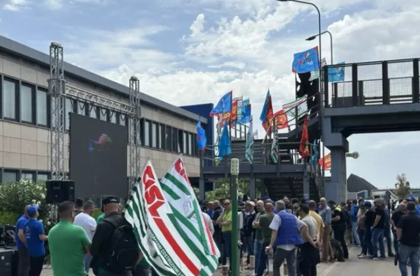 «Basta con i ricatti»: a Taranto iniziato lo sciopero davanti all'ex Ilva