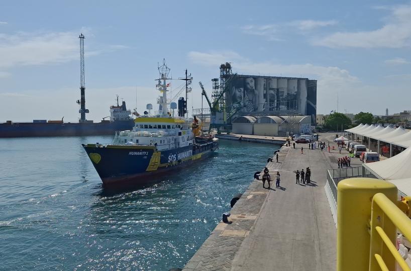 Bari, arrivata al porto la nave Humanity 1: a bordo 103 migranti, anche 12 minori non accompagnati