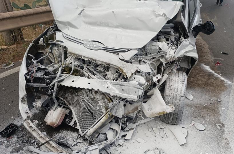Mola di Bari, auto sfreccia ad alta velocità e travolge un'Audi vicino la stazione di benzina: due feriti