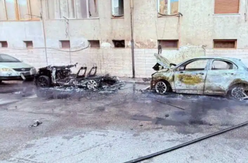 Taranto, inferno di fuoco al quartiere Tamburi: in fiamme quattro auto parcheggiate nella stessa via