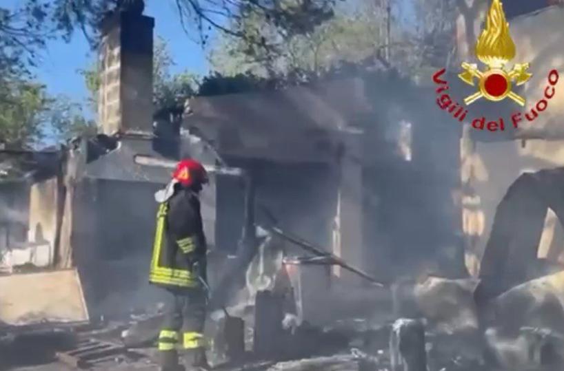 Matera, a fuoco una casa su due piani a Timmari: sul posto i vigili del fuoco