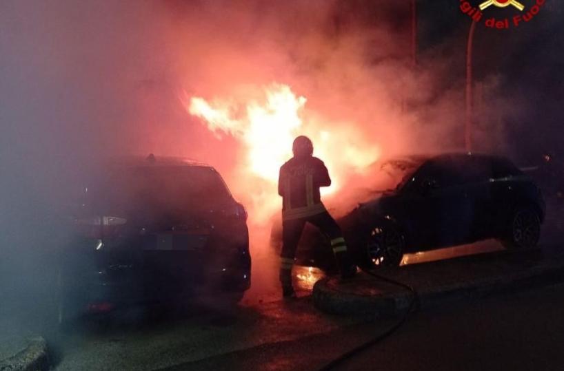Brindisi, tre auto in fiamme nella notte: evacuata una palazzina