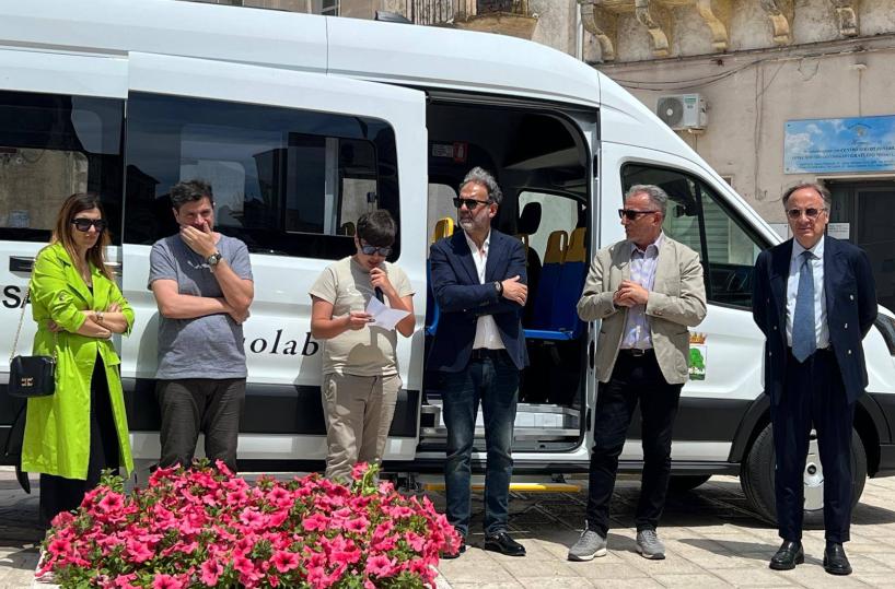 A Salice Salentino inaugurato il primo scuolabus elettrico
