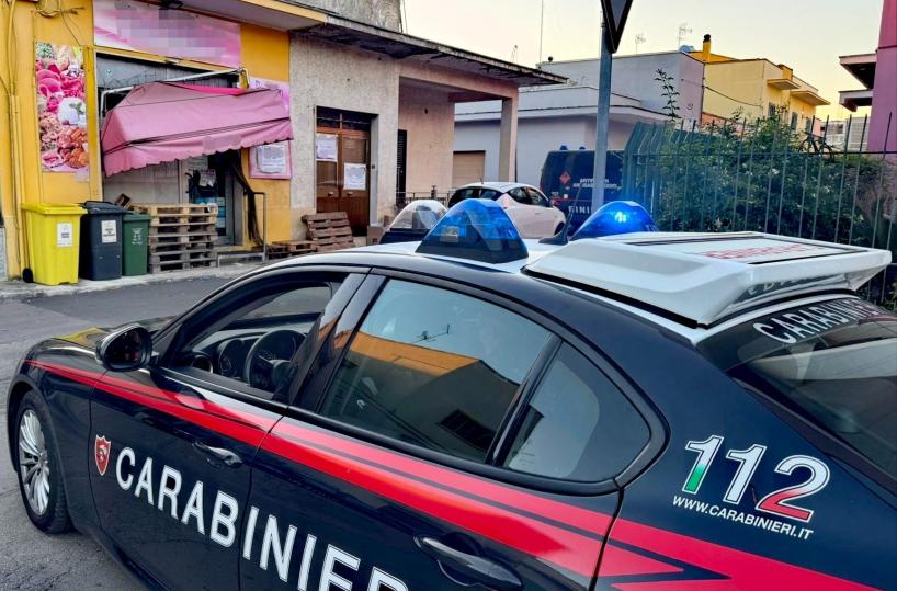 Boato nella notte a Lequile: bomba carta esplode davanti a un minimarket, indagini in corso