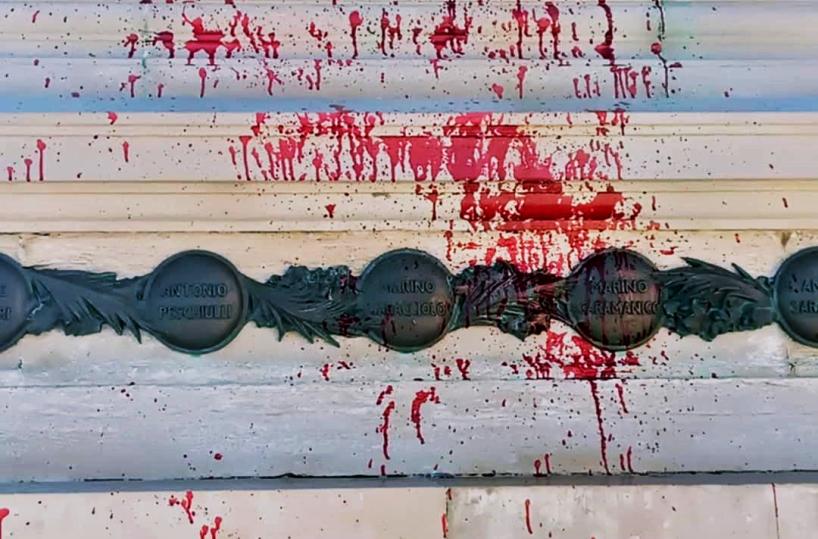 Otranto, vandali in azione: deturpati nella notte i monumenti del centro storico con vernice e catrame