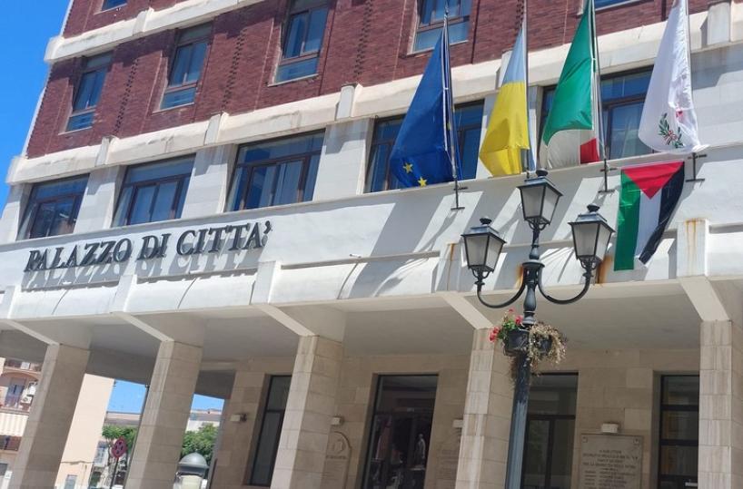 Barletta, per il 2 giugno il sindaco espone la bandiera della Palestina: «Ma non condivido la scelta di Leccese»