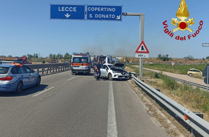 Gallipoli, incendio sulla SS101: strada temporaneamente chiusa al traffico