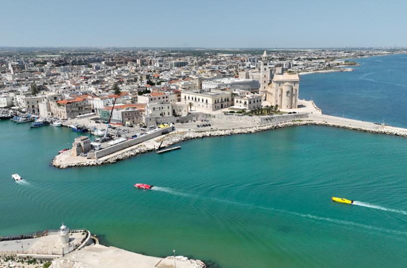 A Trani esibizioni ed emozioni con la gara europea di off shore