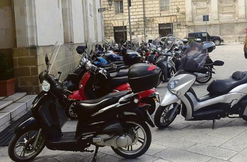 Motocicli sui marciapiedi a Lecce, multe pure in piazzetta Castromediano