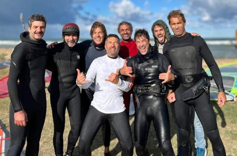 Otto baresi e quella passione per il windsurf «Con il vento giusto non ci ferma nessuno»
