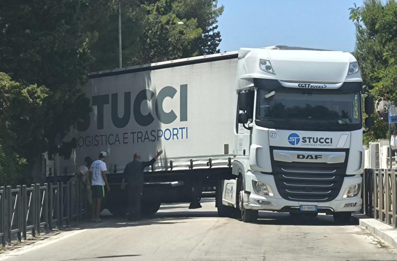 Porto Cesareo, tir in uscita da un lido rimane incastrato: traffico in tilt