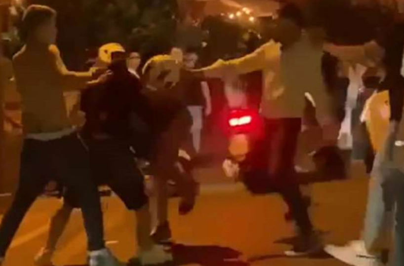 Ancora movida violenta a Mola di Bari: lite a colpi di bottiglia, un ragazzo ferito alla gola