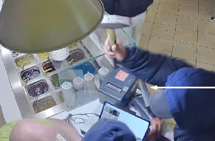 Altamura, rapinano una yogurteria in pieno centro armati di martello: arrestati due 30enni