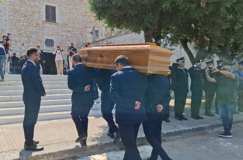 L'ultimo saluto a Legrottaglie, la morte del brigadiere commuove l’Italia: il giorno del dolore a Ostuni