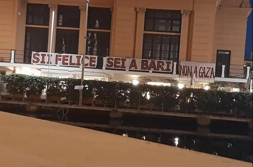 «Sii felice sei a Bari... non a Gaza»: la città scende in piazza per la Palestina e spunta uno striscione