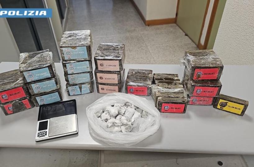 Brindisi, nasconde nove chili di hashish nel frigobar: arrestato 23enne
