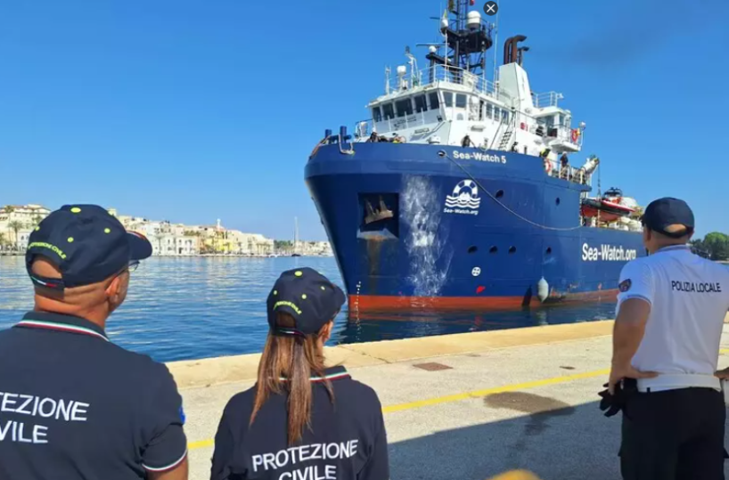 Brindisi, arrivata al porto la Sea Watch con 53 migranti a bordo: tra loro 6 minorenni