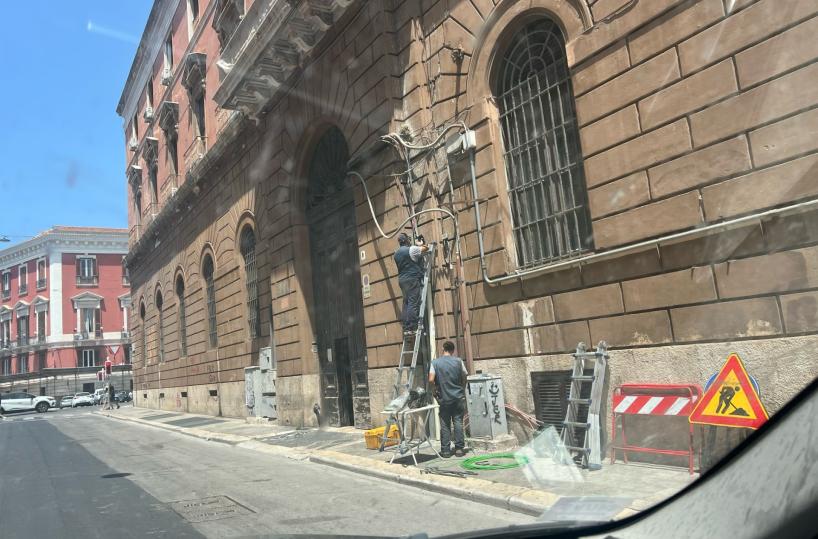 Bari, uffici del Comune senza internet: cavi tranciati con un paio di tronchesi, si indaga