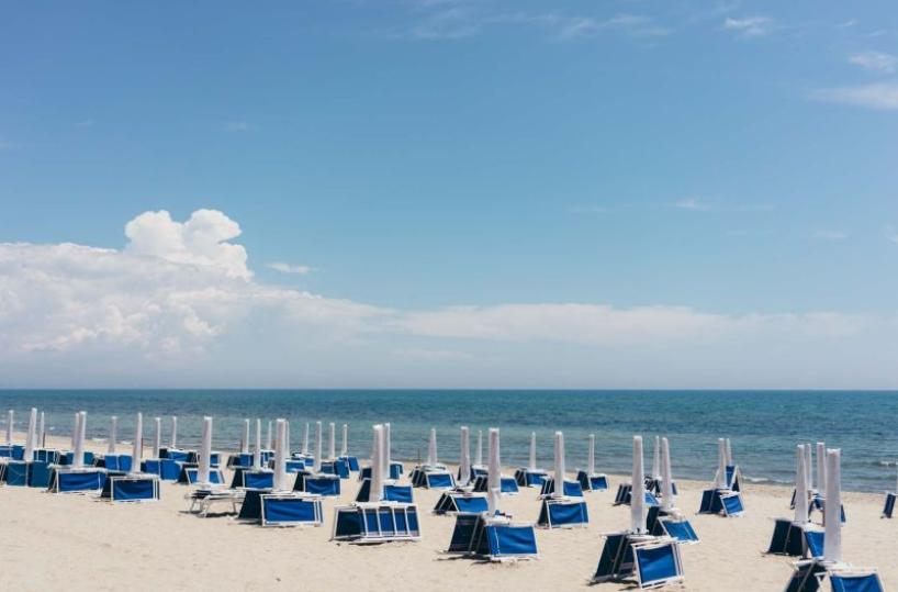 Castellaneta Marina, bagnante aggredito e malmenato da 5 bodyguard: lido chiuso per 20 giorni