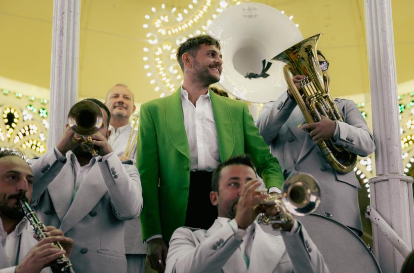 Renzo Rubino accende l’estate italiana con musica, parole e poesia: in tour con «La Sbanda» e omaggi a Lucio Dalla