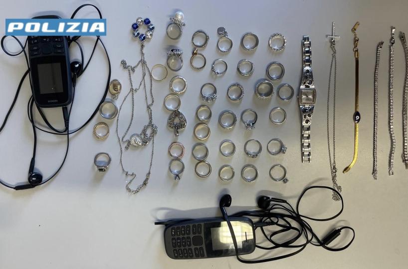 Bari, 46enne tenta di rubare anelli a un'anziana in ascensore e le frattura un dito: arrestato