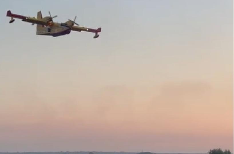 Incendio nella zona di Andrano: strade chiuse al traffico. Canadair in azione