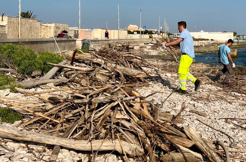 Bari, lavori di pulizia sulle spiagge: Amiu in azione contro i detriti portati dal mare