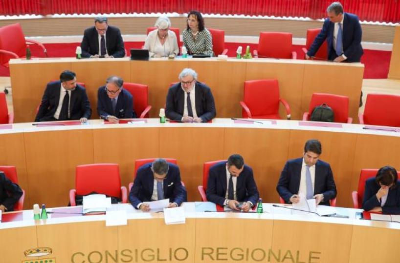 Puglia, lavori bloccati in Consiglio: la maggioranza vota emendamento «Cassano»