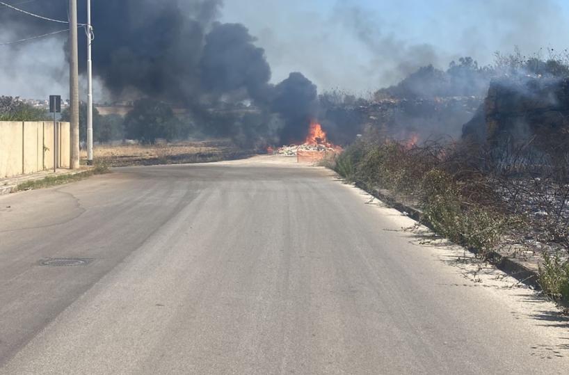 San Giorgio Ionico, scoppia l'incendio per il caldo: lievi danni ad abitazioni e paura tra i cittadini