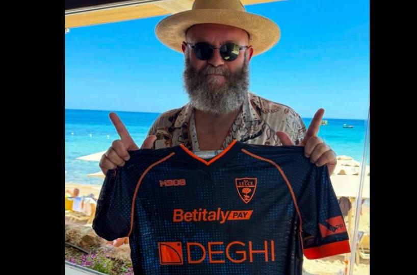Da La Casa di Carta al Salento: «Helsinki »con la maglie della salvezza del Lecce