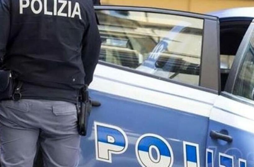 Taranto, agenti irrompono in casa di un 26enne e trovano oltre 17 chili di droga: arrestato